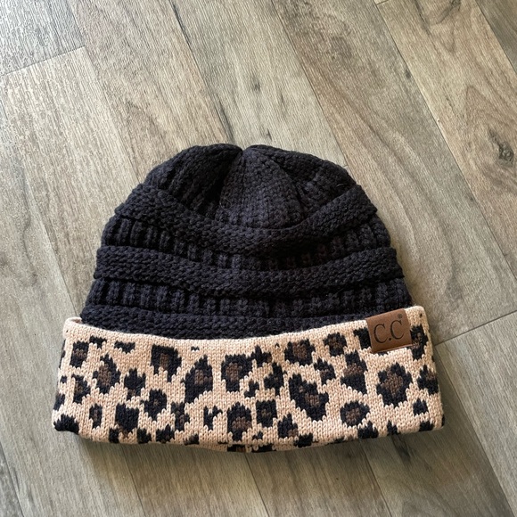 NWT Women’s Cuffed C.C. Beanie in Black Leopard - Picture 6 of 6